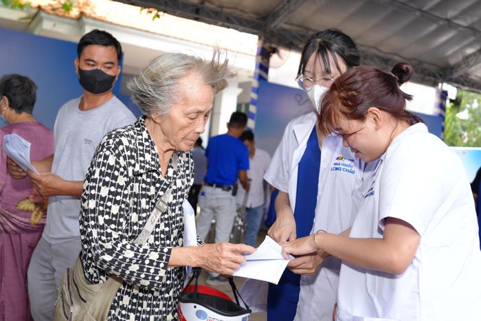 Nhân viên y tế hướng dẫn người dân khám sức khỏe