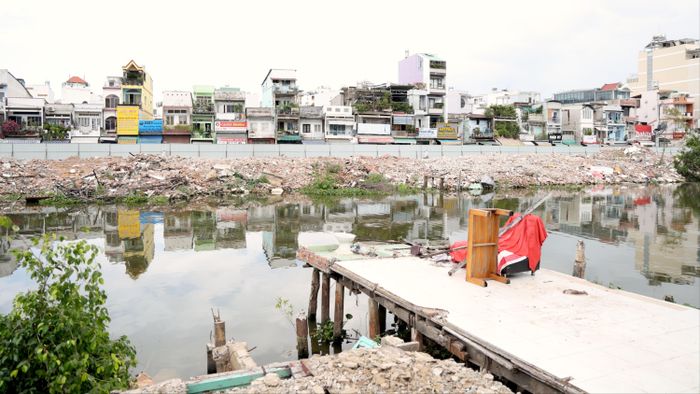Người dân phường Gia Định bàn giao mặt bằng thực hiện dự án Rạch Xuyên Tâm. Ảnh: LÊ THOA