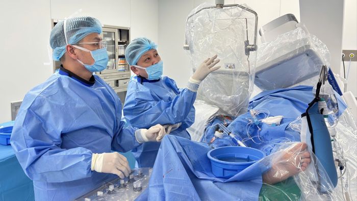 Ê-kíp can thiệp tim mạch khẩn cấp cứu người bệnh nhồi máu cơ tim.