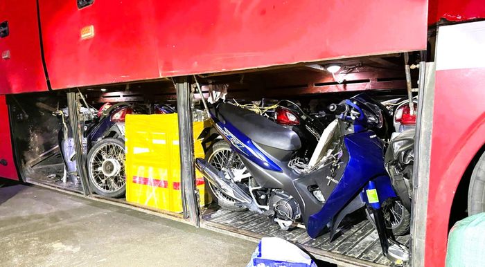  15 chiếc xe máy được xe khách vận chuyển. Ảnh: CSGT ĐN 