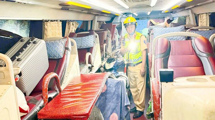  Xe máy còn được để trên khoang chở hành khách. Ảnh: CSGT ĐN 