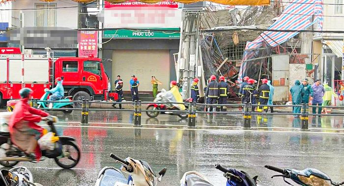  Lực lượng phòng cháy, chữa cháy và cứu nạn, cứu hộ được huy động đến hiện trường 