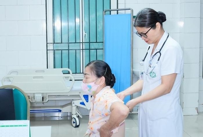 Bác sĩ thăm khám cho người bệnh tại Bệnh viện Bạch Mai. Ảnh: THÀNH DƯƠNG