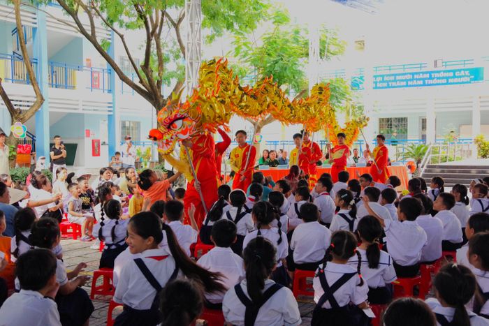 Các em thiếu nhi thưởng thức chương trình múa Lân - sư - rồng 
