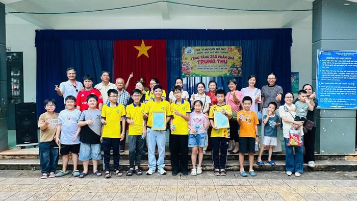 Câu lạc bộ “Vì Nụ Cười Trẻ Thơ 72” và nhóm “Quỹ Gạo Yêu Thương” mang trung thu đến với trẻ em có hoàn cảnh khó khăn.