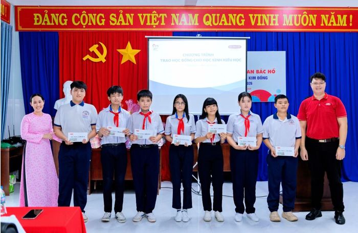 Trường THCS Kim Đồng và đơn vị tài trợ trao quà cho học sinh có hoàn cảnh khó khăn.