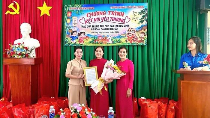 Trường Tiểu học Trần Văn Thượng trao thư cảm ơn Ban Giám hiệu Trường Tiểu học Quang Trung.