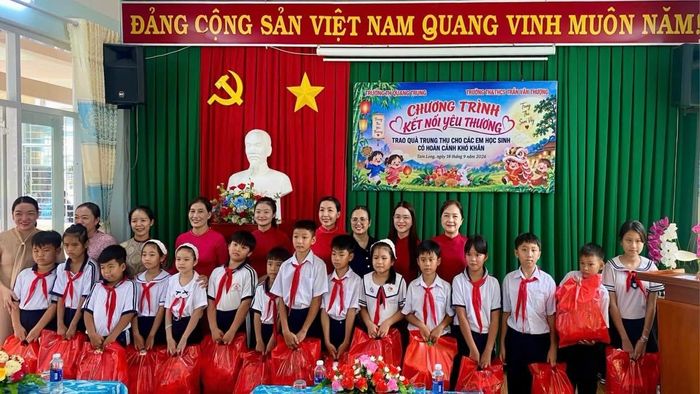 100 suất quà trung thu được trao cho các em học sinh có hoàn cảnh khó khăn.