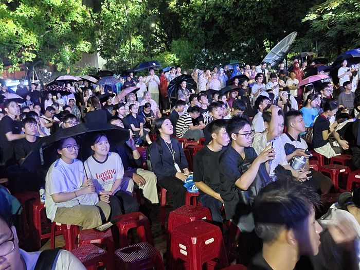  Hơn 4.000 tân sinh viên khóa 2026 tham dự chương trình. Ảnh: XUÂN QUỲNH 
