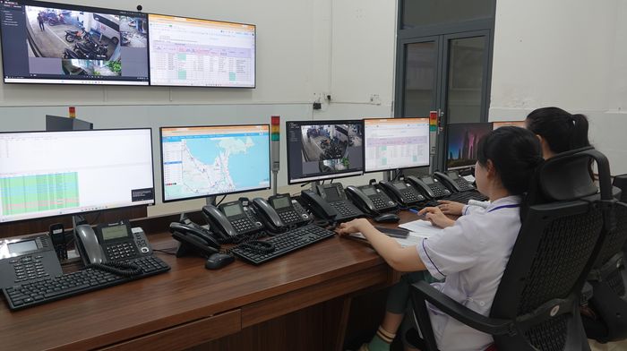  Nhân viên y tế trực tổng đài và điều phối tại Trung tâm Cấp cứu TP Đà Nẵng. Ảnh: XUÂN QUỲNH 