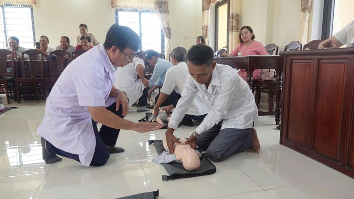  Đông đảo ngư dân đang thực hành các kỹ năng sơ cấp cứu ban đầu. Ảnh: XUÂN QUỲNH 