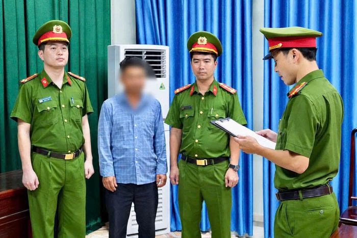 Cơ quan công an đọc lệnh khởi tố 1 bị can trong vụ án. Ảnh: CÔNG AN TỈNH PHÚ THỌ