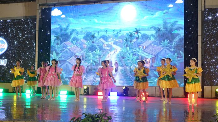 Tiết mục văn nghệ góp vui cho đêm hội