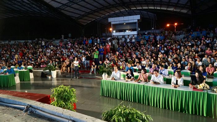 Không khí vui tươi, ấm áp của đêm hội thu hút hàng ngàn người tham dự
