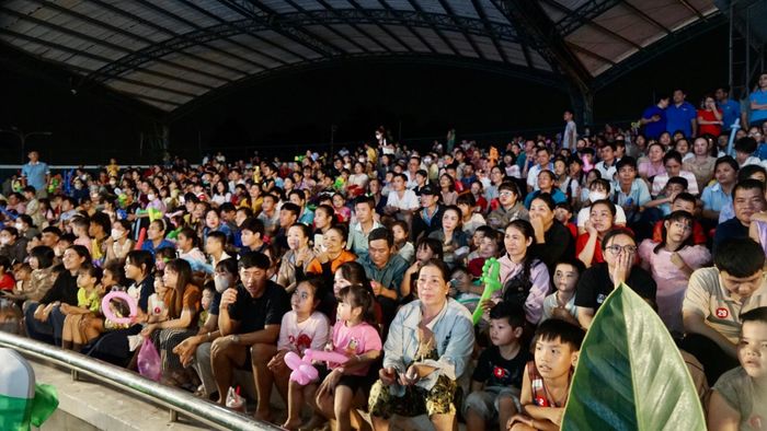 Dù trời mưa khá lớn nhưng Nhà hát Mỹ Phước chật kín chỗ