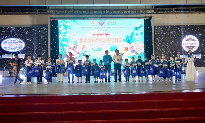 Trao quà, học bổng cho các em thiếu nhi có hoàn cảnh khó khăn, học tập tốt
