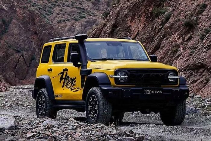 Great Wall Motors (GWM) vừa cho ra mắt phiên bản đặc biệt mới của Tank 300, được thiết kế dành cho những chuyến đi địa hình khắc nghiệt và vượt đá. Tank 300 Hooke Trail 2027 thay thế hệ thống treo trước độc lập tay đòn kép của mẫu tiêu chuẩn bằng cấu hình cầu cứng.