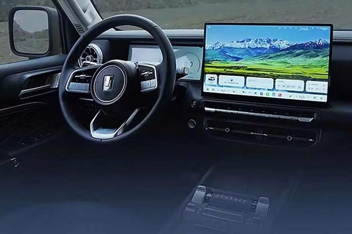 Trang bị bao gồm cụm đồng hồ kỹ thuật số 12,3 inch, màn hình thông tin giải trí độc lập 15,6 inch, ghế có chức năng sưởi ấm, thông gió và massage, bọc da Nappa và bộ hỗ trợ lái xe tiên tiến (ADAS) toàn diện.