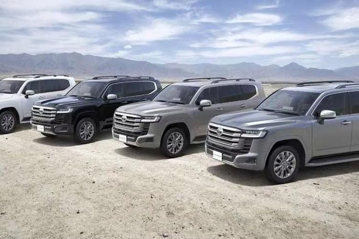 Toyota Land Cruiser 300 mới sẽ được mở bán tại Nhật từ ngày 1/10. Giá xe dao động từ 6.300.800 yên (tương đương 1,052 tỷ đồng) đến 10.200.300 yên (khoảng 1,703 tỷ đồng). So với các phiên bản diesel tương ứng, lựa chọn hybrid khiến giá xe tăng khoảng 6.800 USD (khoảng 179 triệu đồng).