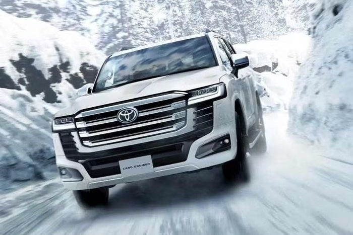 Trong khi đó, bản GR Sport có cả phiên bản máy dầu và hybrid. Xe tiếp tục sử dụng bộ bodykit mạnh mẽ hơn với dòng chữ Toyota trên lưới tản nhiệt, các chi tiết ốp nhựa, tấm bảo vệ gầm chắc chắn hơn và mâm hợp kim 18 inch màu đen nhám.