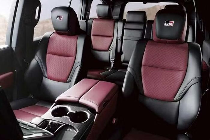 Phiên bản GX chỉ dùng động cơ diesel và được trang bị các hốc gió nhỏ hơn, nối liền với lưới tản nhiệt màu đen. Ngoài ra, bản tiêu chuẩn còn có bậc lên xuống bằng nhôm và mâm hợp kim 18 inch màu bạc.