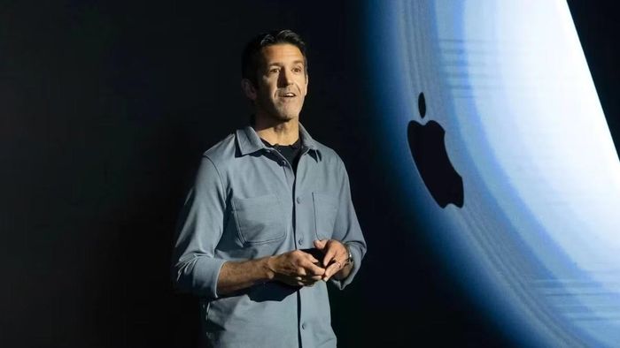 John Ternus đứng trước bài toán định hình chu kỳ iPhone mới trong vai trò CEO Apple. ( Ảnh: Adam Gray/Bloomberg/Getty Images)