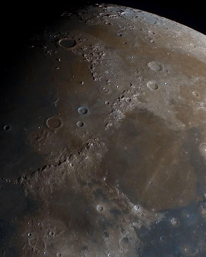 Mineral Moon của Nikolaos Strimpoulis, 15 tuổi, giành giải Young Astronomy Photographer of the Year 2026 với hình ảnh làm nổi bật màu sắc và sự khác biệt trên bề mặt Mặt Trăng.