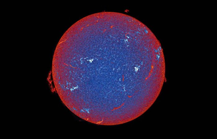 Active Region 4122 của Miguel Claro giành giải nhất hạng mục Our Sun, ghi lại những chi tiết trên bề mặt Mặt Trời bằng hai bước sóng ánh sáng khác nhau.