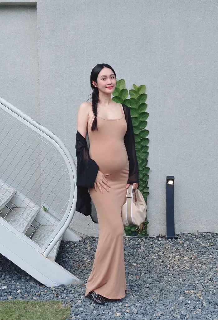 Trong những hình ảnh được chia sẻ, điều khiến nhiều người chú ý không chỉ là bụng bầu ngày càng lớn mà còn là diện mạo của nàng á hậu. Vũ Thúy Quỳnh xuất hiện với gương mặt rạng rỡ, nụ cười tươi và thần thái nhẹ nhàng, hạnh phúc. Ảnh: FB Vũ Thuý Quỳnh