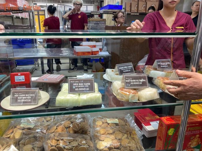 Giá bánh Trung thu Bảo Phương giữ ở mức ổn định so với năm trước.
