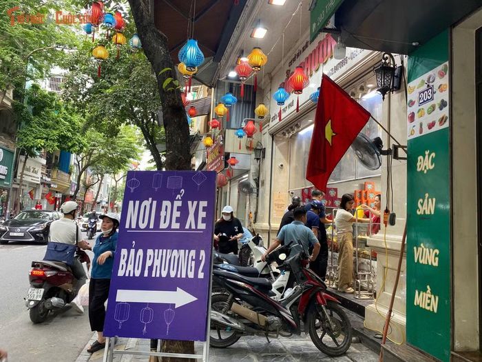 Lượng khách đến cửa hàng bánh Trung thu Bảo Phương khá đông đúc.