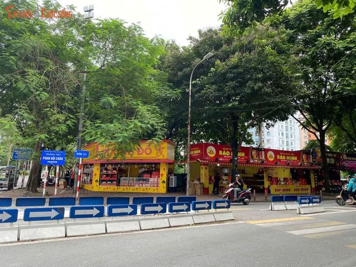 Lượng khách hàng đến các cửa hàng bánh Trung thu ven đường rải rác.