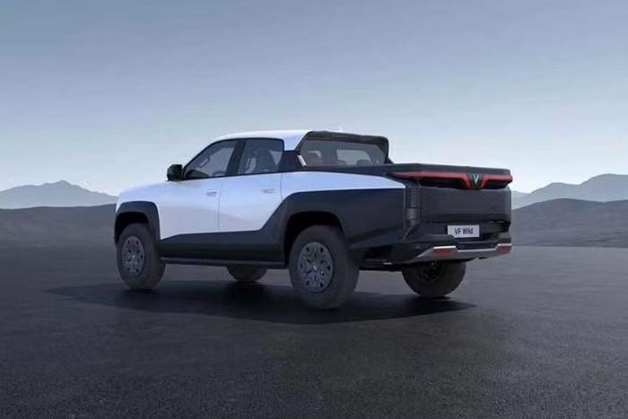 Điểm đáng chú ý trên VF Wild là hệ thống REEV (Range Extended Electric Vehicle). Xe sử dụng bộ pin LFP dung lượng 46,4 kWh, cho phép vận hành hoàn toàn bằng điện với quãng đường hơn 250 km theo tiêu chuẩn NEDC sau mỗi lần sạc. Khi cần di chuyển xa hơn, hệ thống REEV có nhiệm vụ bổ sung năng lượng để mở rộng phạm vi hoạt động, đưa tổng quãng đường di chuyển lên tới 1.000 km.