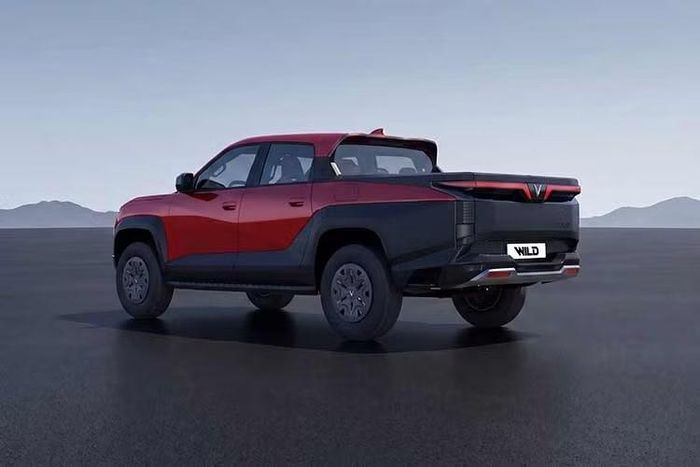 Về công nghệ, xe được trang bị trợ lý ảo 3.0 với khả năng hiểu ngữ cảnh và tương tác bằng giọng nói; điều khiển, giám sát xe từ xa qua smartphone hoặc smartwatch; cập nhật phần mềm từ xa FOTA và theo dõi tình trạng pin. VinFast cũng cho biết hệ thống có thể ghi nhận hành vi lái xe, đưa ra khuyến nghị nhằm hỗ trợ người dùng hình thành thói quen vận hành an toàn hơn.