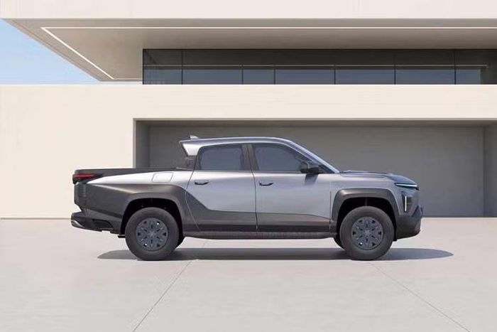 VF Wild từng được VinFast giới thiệu tại triển lãm CES 2024 ở Las Vegas, Mỹ. Sau hơn hai năm phát triển, mẫu bán tải này được đưa vào kế hoạch thương mại hóa tại Việt Nam, hướng tới nhóm khách hàng cần một chiếc xe vừa phục vụ nhu cầu sử dụng hàng ngày, vừa đáp ứng các chuyến đi xa, dã ngoại hoặc chở hàng.