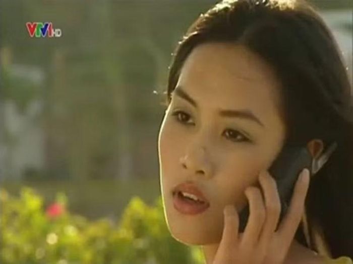 Hà Hương đảm nhận vai Nguyệt trong “Phía trước là bầu trời” năm 2001. Nhân vật có cách ứng xử khéo léo nhưng tính toán, về sau được khán giả gọi là “Nguyệt thảo mai”. Sau bộ phim, Hà Hương đóng “Tình xa” (2003), “Mỹ nhân thần sách” (2018), “Bão ngầm” (2022) và phim điện ảnh “Thế hệ kỳ tích” (2025). Ảnh: VTV.