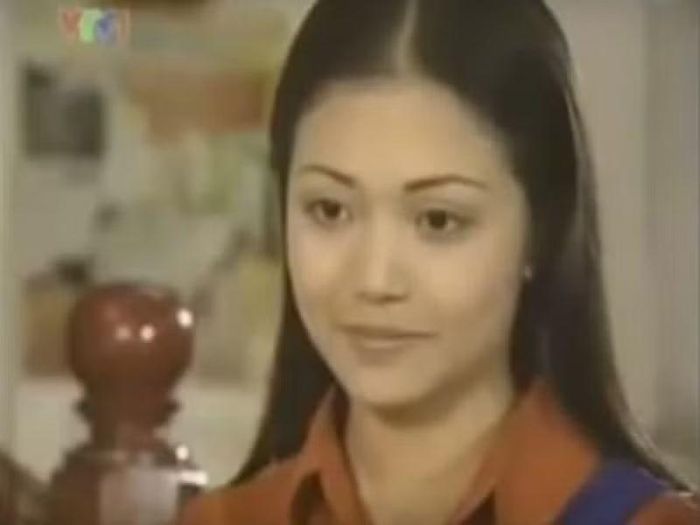 Kiều Anh đóng Nhung - cô gái tốt nghiệp ngành báo chí, xinh đẹp, dịu dàng nhưng gặp nhiều trắc trở trong tình cảm và công việc. Nhung là một trong những nhân vật trung tâm của “Phía trước là bầu trời”. Ảnh: VTV.