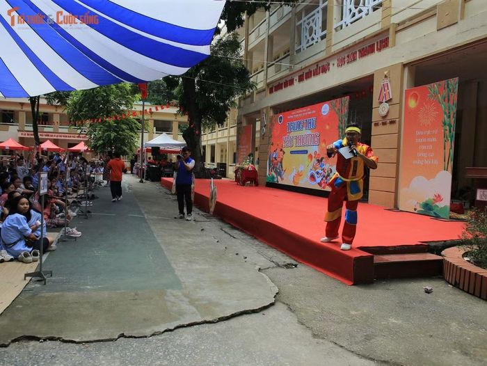 Trong khuôn khổ của chương trình Trung thu năm 2026 với chủ đề “Trung thu yêu thương” có nhiều hoạt động vui chơi cho các em học sinh.