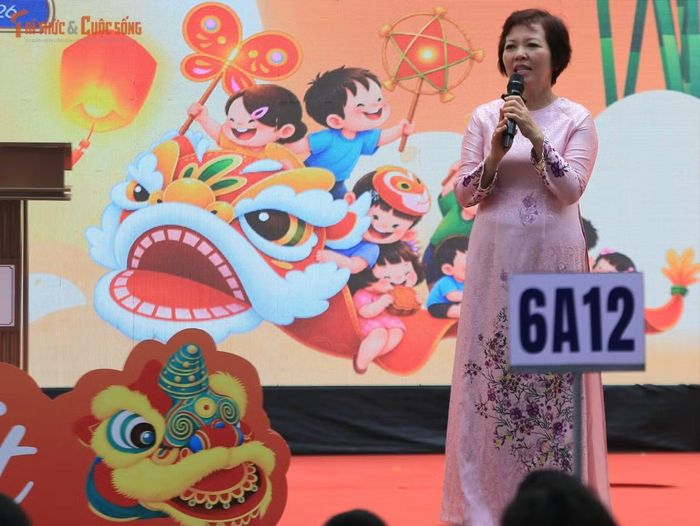 Nhà giáo Đào Thị Hồng Hạnh thay mặt BGH nhà trường phát biểu khai mạc chương trình Trung thu năm 2026 với chủ đề “Trung thu yêu thương”.
