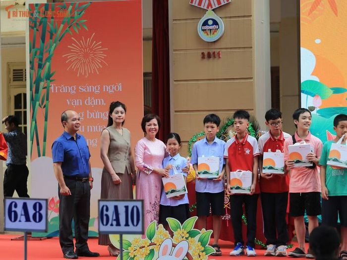 Trong khuôn khổ chương trình Trung thu BGH trường THCS Kim Liên và đại diện hội PHHS trường đã trao những phần quà cho các bạn học sinh.