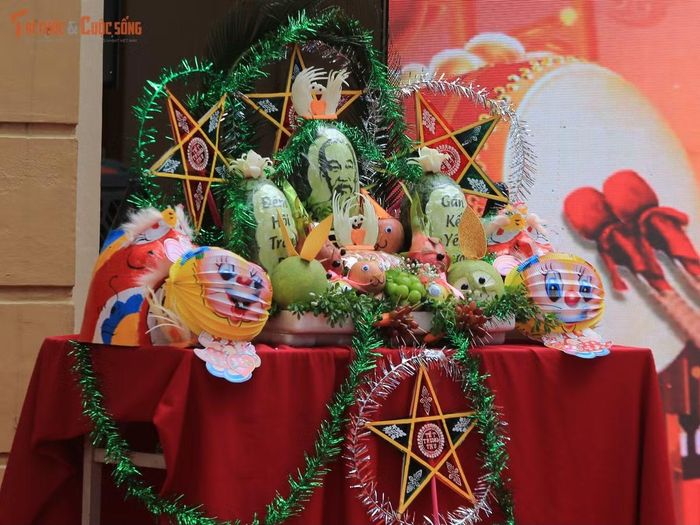Mâm ngũ quả của cô và trò trường THCS Kim Liên.