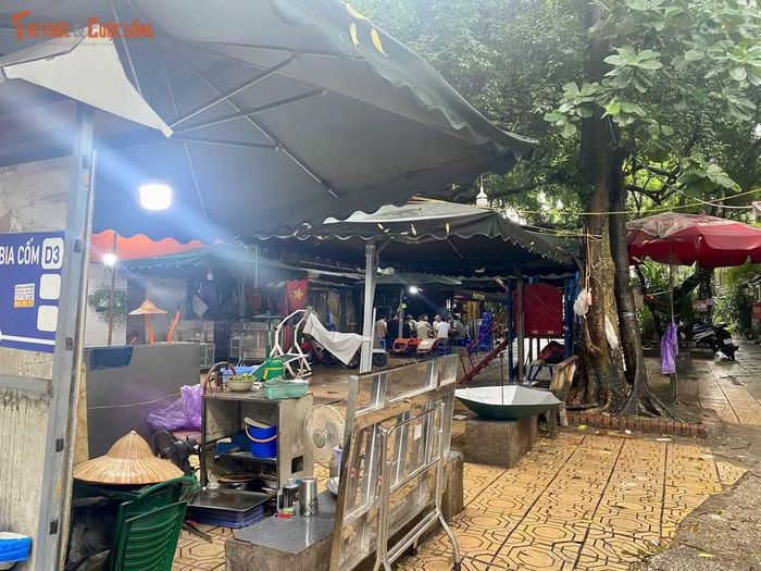 Sân chung của một khu tập thể bị bày kín bàn ghế, bình gas, xô chậu, gần như không còn lối đi thông thoáng.