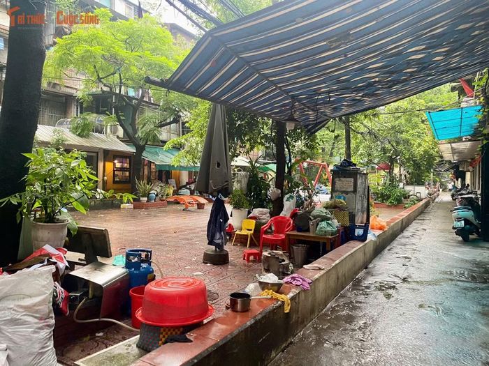 Khu vực sân chung bị quán ăn, quán giải khát dựng bạt, kê bàn ghế lấn chiếm.