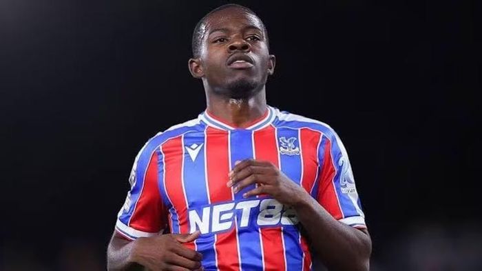 Tyrick Mitchell lọt tầm ngắm của Man United.