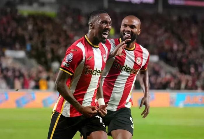 Tiền vệ cánh Jaidon Anthony và tiền đạo Igor Thiago cùng giải cơn khát bàn thắng, góp công giúp Brentford lần đầu hạ Chelsea trên sân nhà kể từ năm 1938. Ảnh: PA.