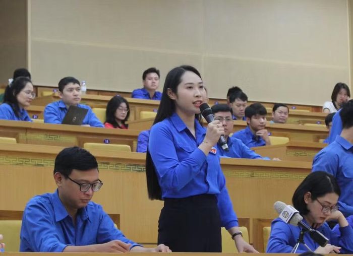 Đoàn viên, thanh niên tỉnh Hưng Yên đặt câu hỏi cho lãnh đạo tỉnh về những chính sách và giải pháp nhằm nâng cao chất lượng đào tạo nghề trong thời gian tới. Ảnh: Đinh Chiến