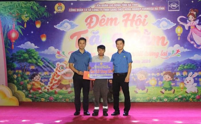Những phần quà được công đoàn cơ sở Công ty Formosa Hà Tĩnh trao đến con các công đoàn viên mắc bệnh hiểm nghèo.