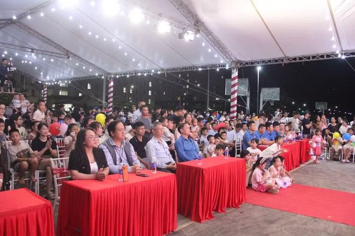 Đại biểu, người lao động và các em thiếu nhi tham dự chương trình.