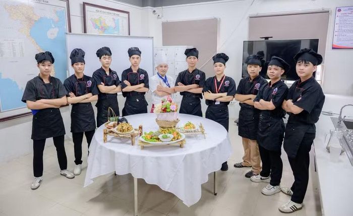 Sinh viên ngành Kỹ thuật chế biến món ăn thực hành tại trường. Ảnh: NTCC.