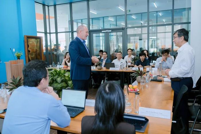 GS.TS René Thiele, Hiệu trưởng Trường Đại học Việt Đức (trái) báo cáo về hoạt động trường với Thứ trưởng Trần Trung Tính. Ảnh: Hoàng Hải.